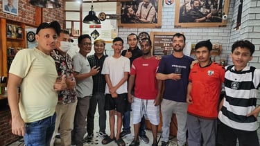 Suasana pelatihan peserta kursus potong rambut barbershop Indobarber Academy Surabaya