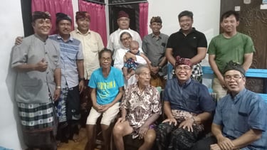 Romo paroki beserta perwakilan umat Paroki Tuka silaturahmi di rumah I Wayan Dana