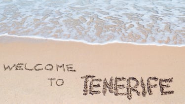 foto de boas vindas na areia em tenerife