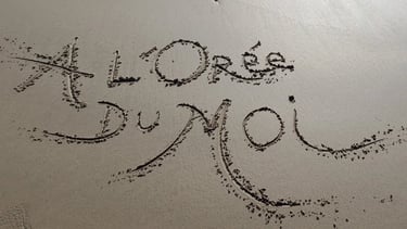 a l'orée du moi écrit dans le sable mouillé