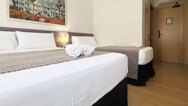 Habitación triple con dos camas en Berceo Rooms, Logroño