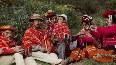 Convivencia entre hombres, mujeres y niños miembros de la Cooperativa Artesanal de Ollantaytambo