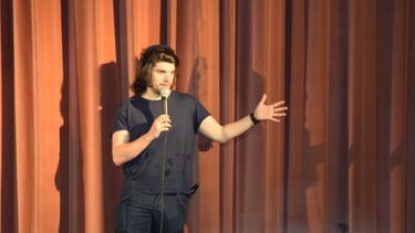 Gabriele Gargiulo che parla al microfono su un palcoscenico