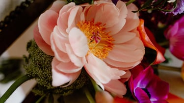 composition de fleurs pour un mariage dans l'aube