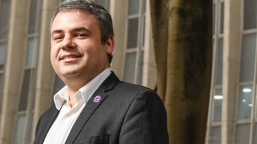 homem paulo gontijo de terno sorrindo para foto livres