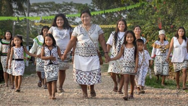 Mujeres y niñas caminando juntas de la Comunidad Yine