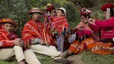 Convivencia entre hombres, mujeres y niños miembros de la Cooperativa Artesanal de Ollantaytambo