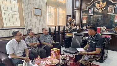 Romo paroki beserta perwakilan umat Paroki Tuka silaturahmi di kantor desa Dalung