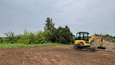 sklypo formavimas mini ekskavatoriumi, sklypo lyginimas