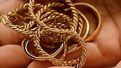 oro en las manos