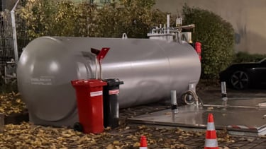 Eine Betriebtankstelle bei Nacht mit HVO100