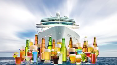 Variedade de bebidas a bordo do navio, mostrando a quantidade e diversidade disponíveis para os passageiros