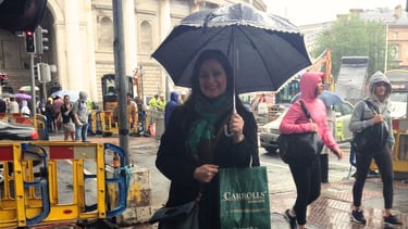 Foto da autora no centro de Dublin.
