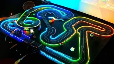Participantes disfrutando de una pista de Scalextric en evento corporativo