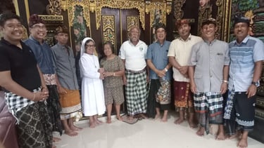 Romo paroki beserta perwakilan umat Paroki Tuka silaturahmi di rumah Gung Aji Tuka