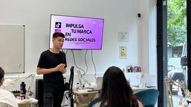 avi Lucena impartiendo una charla sobre marca personal y redes sociales