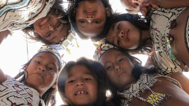 Grupo de niños en círculo de la Comunidad Yine