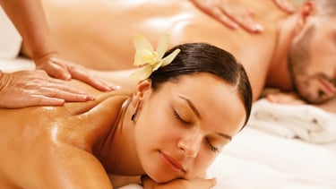 couple qui se détend sur table de massage