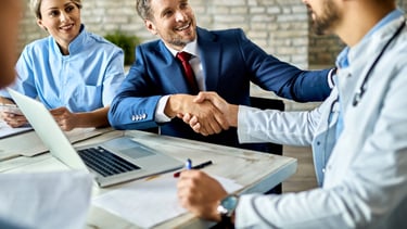 Corretor de seguro, vendendo seguro para médico liberal