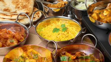 Buffet de comida indiana tradicional servido durante tour em Mumbai — o que fazer em Mumbai