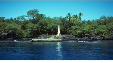 Navegando pelo mar com vista do Captain Cook Monument próximo à costa de Hilo