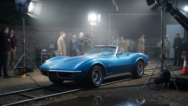 Corvette C3 Stingray azul de 1968 en rodaje de cine, coche clásico de alquiler para bodas y producciones en España.