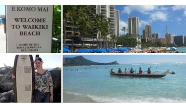 Autora na praia de Waikiki com vista da cidade de Honolulu e barco tradicional no mar