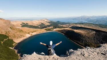 Vista panorámica del Volcán Batea Mahuida y turismo cultural Pehuenche con gastronomía local.