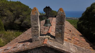 Bonita foto del tejado de un ermita, en la que podemos observar los detalles de su campana