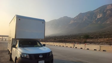 Camión de mudanza de Jhony Moving en traslado foráneo en carretera