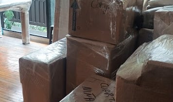 Técnicos de Jhony Moving realizando empaque profesional con materiales de protección