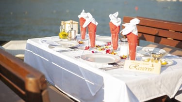 restoran Budva set up table with reservation tag