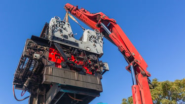 Guindauto removendo uma peça industrial