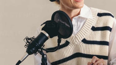 Andrea Moreno en MVS Radio Jalisco. Mujer al micrófono.