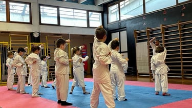 bambini che si allenano nel karate