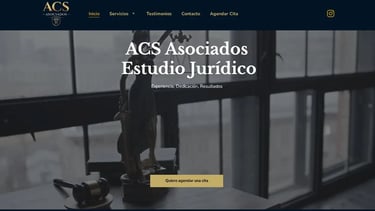 Página de inicio del sitio web del bufete de abogados ACS Asociados Estudio Jurídico con estatua de