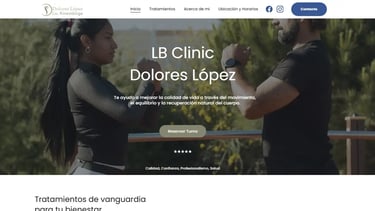 El sitio web de la Clínica LB Dolores López muestra a una kinesióloga ayudando a un paciente con ter
