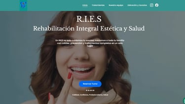 Mujer sonriente mostrando dientes sanos en el sitio web de una clínica dental para rehabilitación es