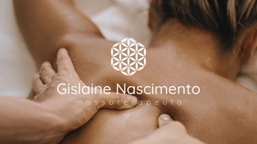 uma mulher recebendo massagem de uma massoterapeuta