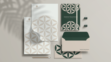 uma variedade de artigos de papelaria 