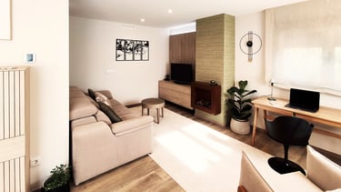 Salón pequeño con chimenea eléctrica y panelado ranurado en mueble TV