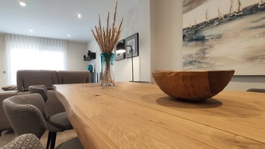 Mesa de madera natural para salón de estilo wabi-sabi