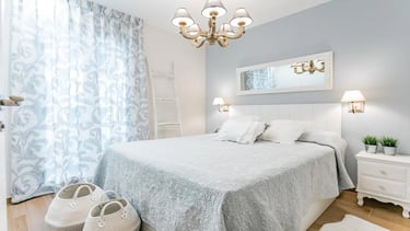 Decoración de dormitorio matrimonial estilo clásico realizado por interioristas de IMPATTO