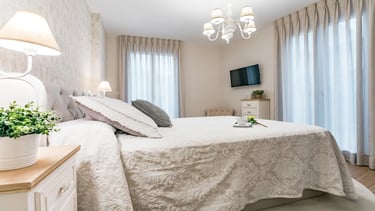 Detalle de ropa de cama tras el estudio de decoración de una habitación matrimonial realizada por IMPATTO interiorismo