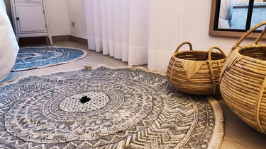 Alfombra redonda de tejido natural para el estudio de interiorismo de un dormitorio, realizado por IMPATTO interiorismo