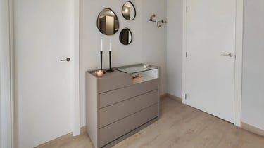 Accesorios varios para decorar una habitación. Velas, jarrones y espejos con formas irregulares