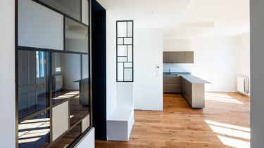 Image de l'appartement rue Nicolaï, mise en valeur des verrière de l'entrée