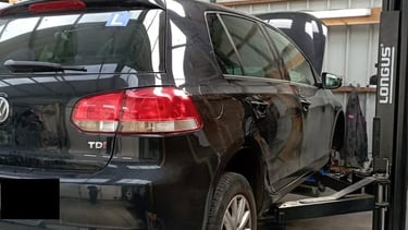 Voiture en réparation