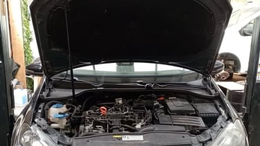 réparation d'une voiture sur un pont