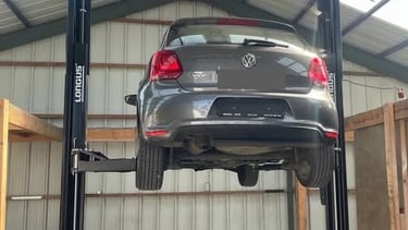 entretien d'une voiture sur un pont